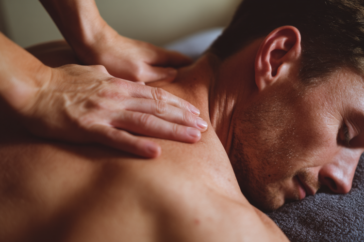 עיסוי מ גבר ל גבר – חוויה מרגיעה, מקצועית ואישית