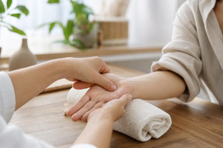 עיסוי כפות ידיים: למה זה עוזר ומה קורה בגוף במהלך הטיפול